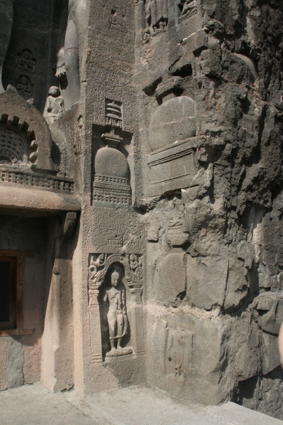 アジャンター石窟の外部壁面に彫刻されたストゥーパと仏像