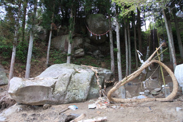 震災二ヶ月後の釣石神社