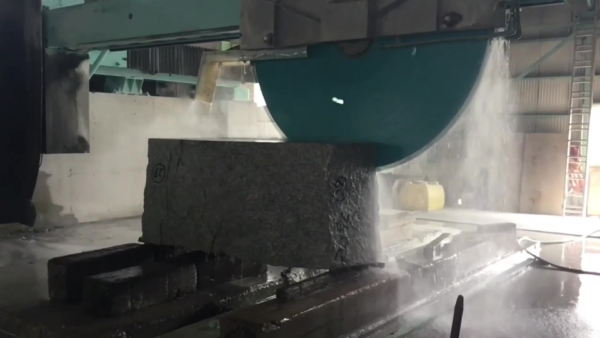 「大きな石がお墓になるまで」石材加工工場オンライン見学ツアー動画│ 鳴本石材株式会社
