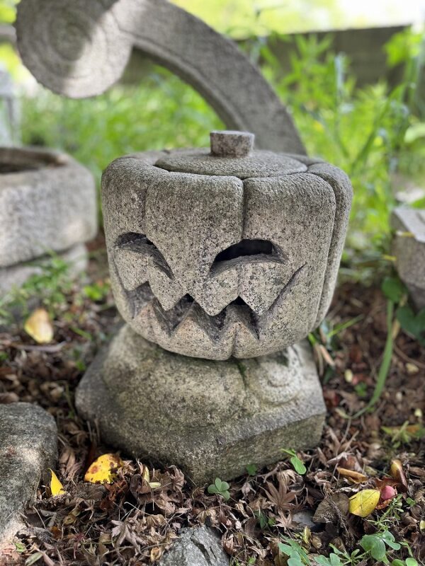 北村篤司作「ハロウィンかぼちゃの灯籠（岡山県産北木石製）」