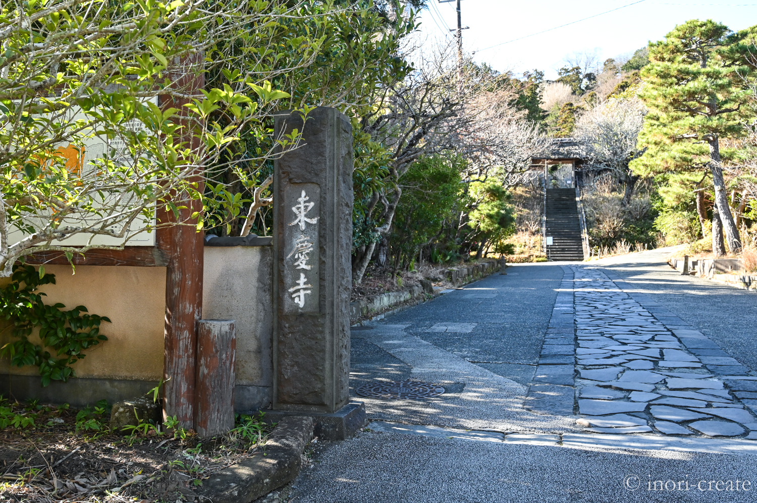 1月末の鎌倉東慶寺山門。北条時宗夫人・覚山志道尼が開創した臨済宗の寺院。