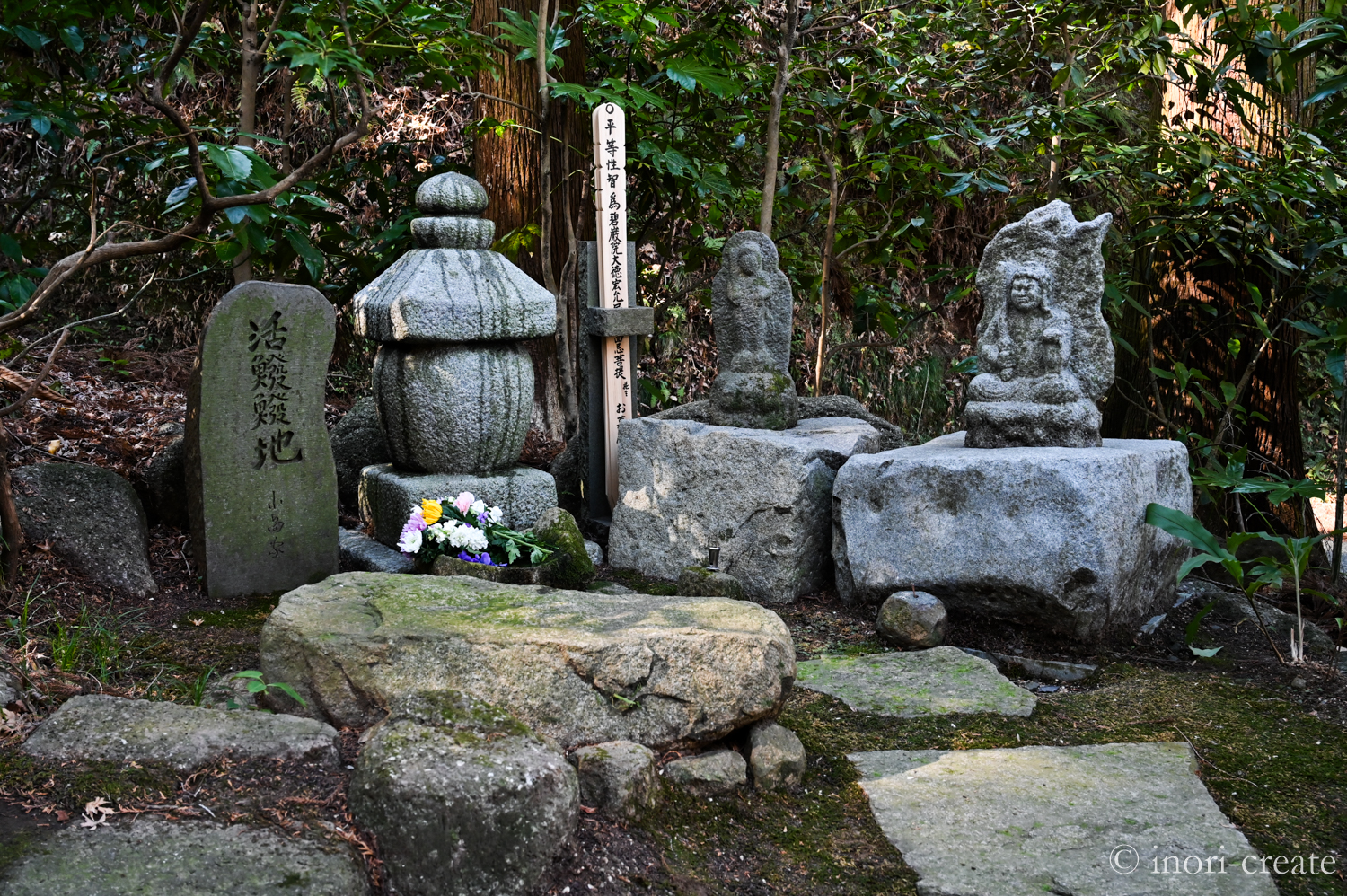 鎌倉東慶寺の小畠宏允氏の墓所。「お墓100年プロジェクト」「石文化研究所」の有志が集まり没後七回忌法要を行った。法要後に参列者が墓前にお花を手向けた。
