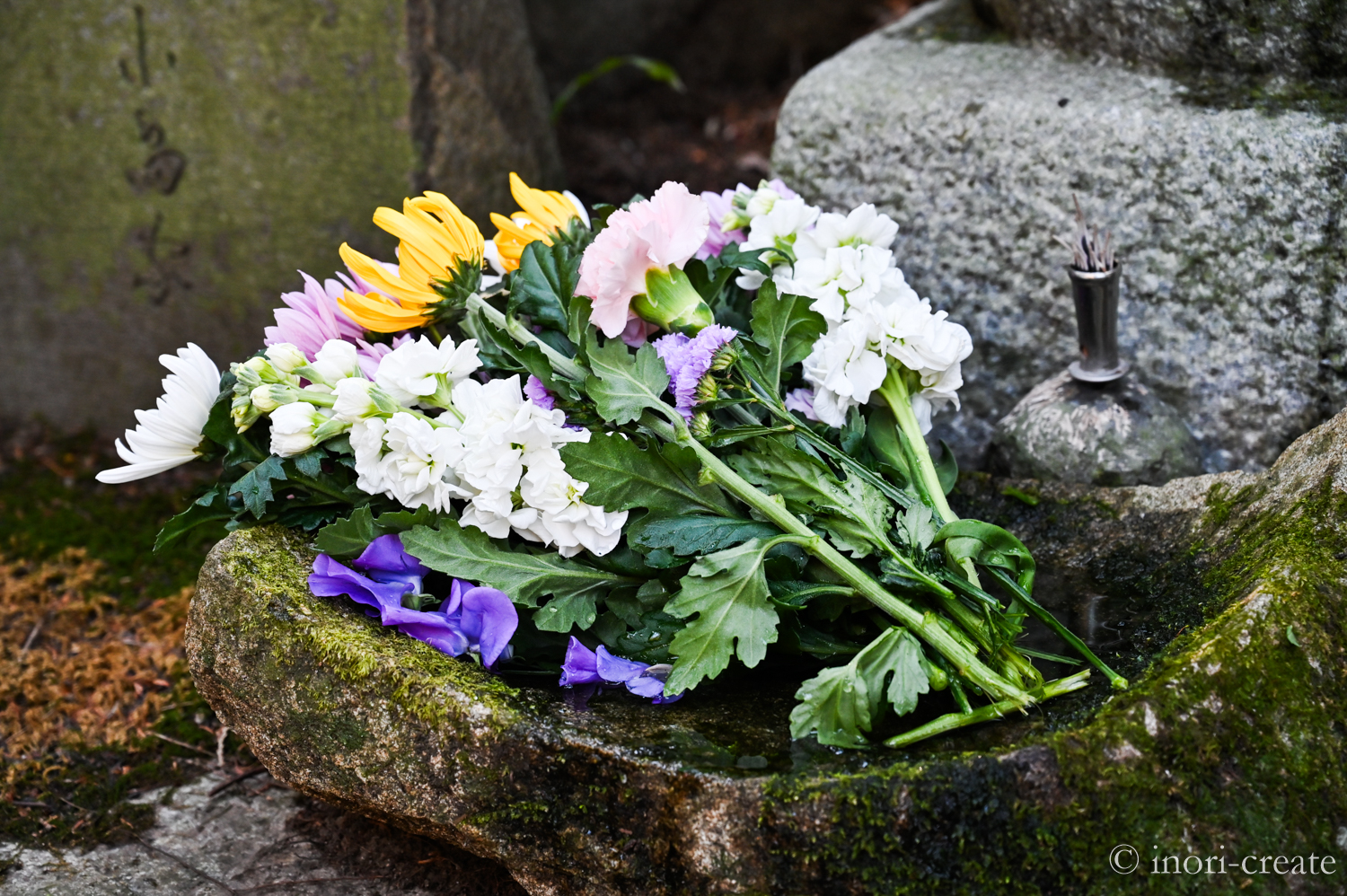 鎌倉東慶寺の小畠宏允氏の墓所。自然石の風合いが生かされた献花台は苔むしてきて、大地にお花を捧げるようなイメージを感じらせる。