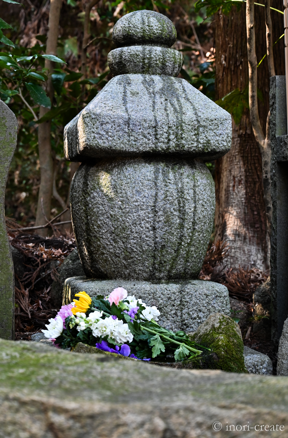 鎌倉東慶寺にある小畠宏充先生墓所。京都のイサ工房さんの手によって作られた一石五輪塔。手前の石はお参りする際に手荷物を置いたりするのにちょうど良い。元々そこにあったかのように石が自然に配置されている。