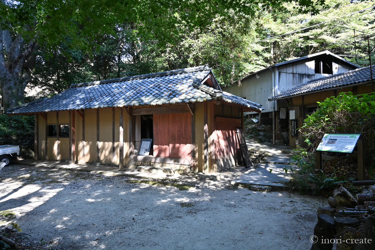 防府市阿弥陀寺に残る重源上人ゆかりの湯屋。江戸時代に伽藍を復興する際に再建された切り石の風呂屋形がこの建屋の中に、保存されている。