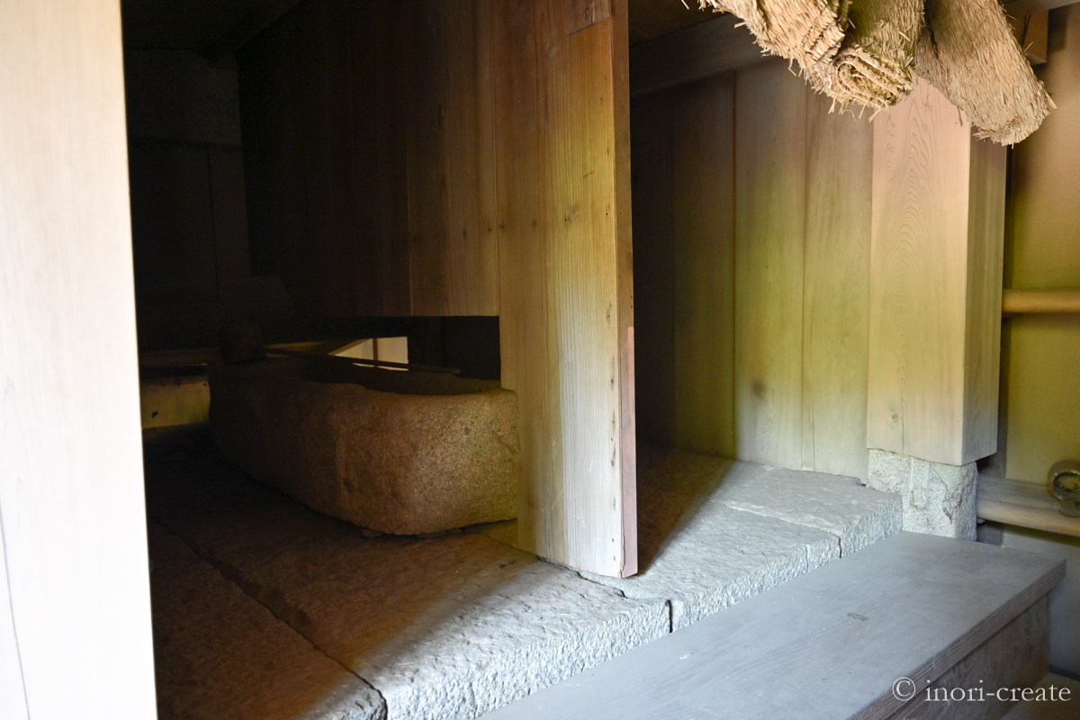 江戸時代に伽藍を復興する際に再建された切り石の風呂屋形。こちらは浴室側。かまど側の鉄湯釜で沸かしたお湯を石湯舟に汲み入れていたらしい。