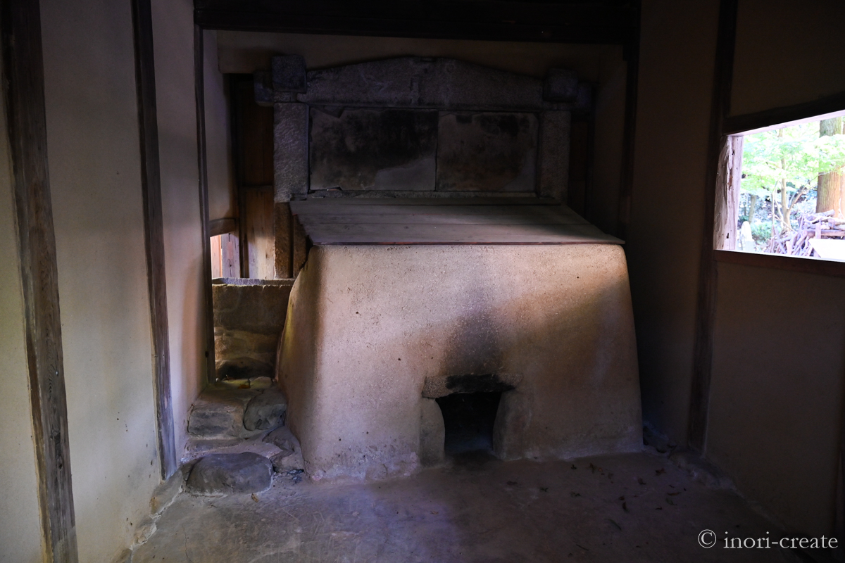 江戸時代に伽藍を復興する際に再建された切り石の風呂屋形。こちらはかまど側。