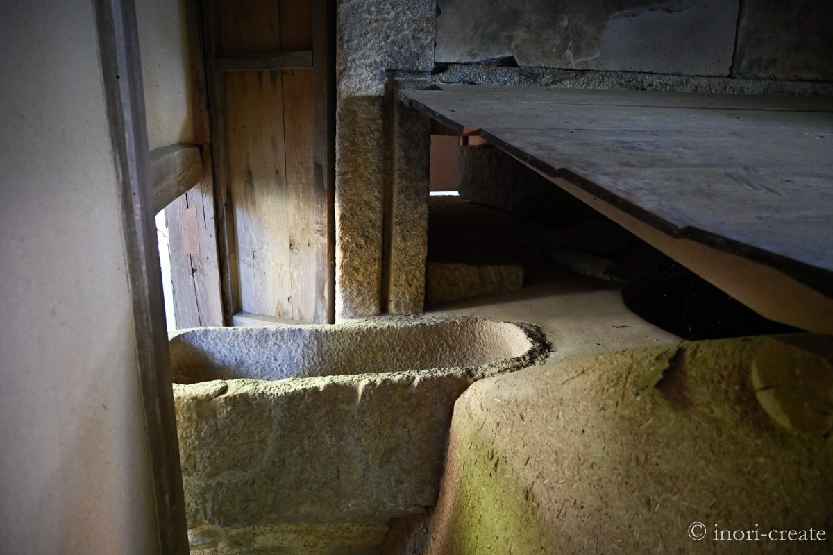 江戸時代に伽藍を復興する際に再建された切り石の風呂屋形。こちらはかまど側の沸かす前の水を引き込む水船らしい。