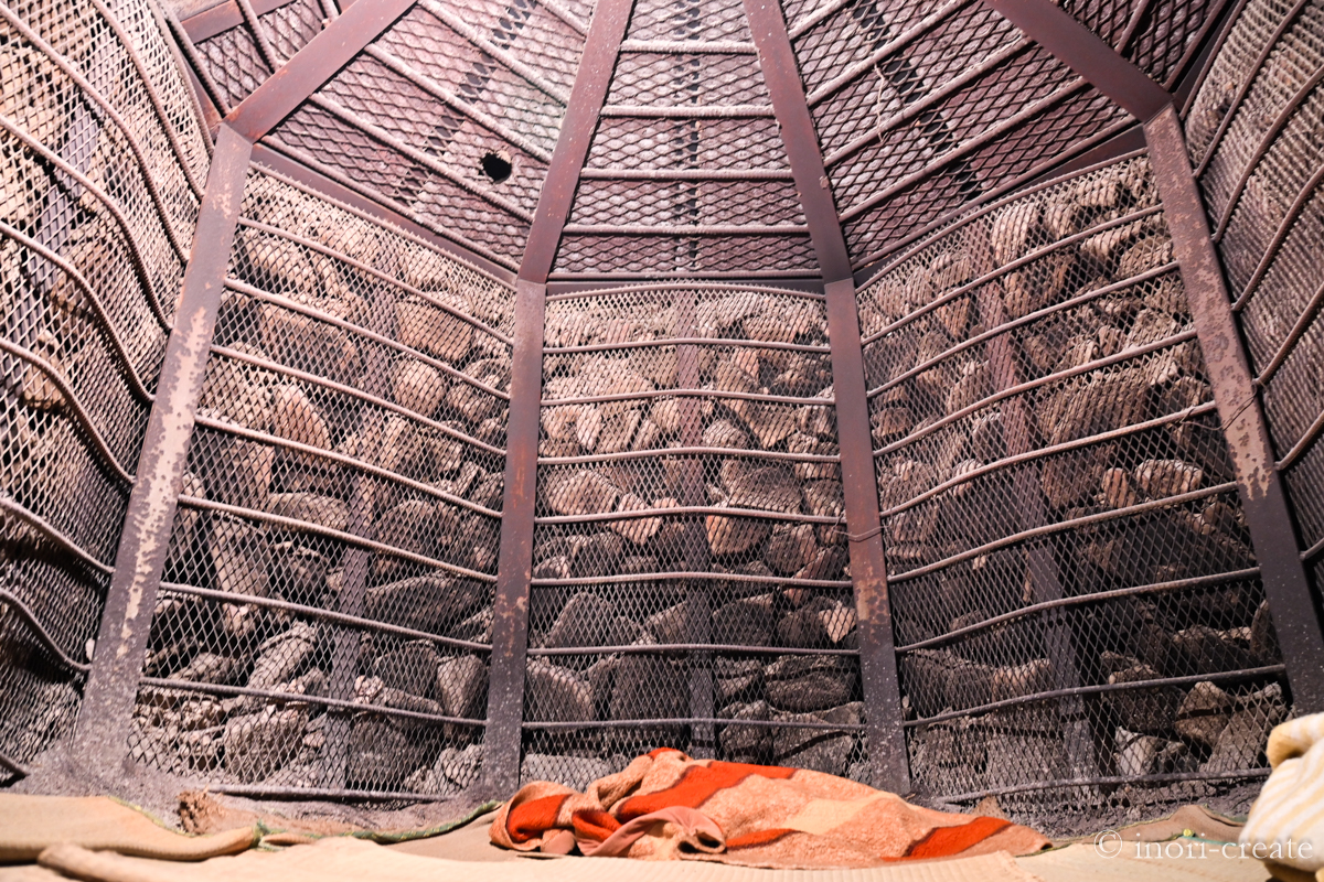 防府市阿弥陀寺にある石風呂の内部。4畳半ほどの広さで床のむしろ下には菖蒲系の薬草が敷かれ、その香りがする。