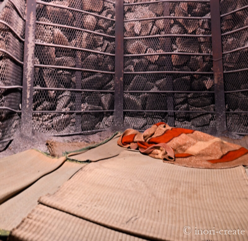 防府市阿弥陀寺にある石風呂の内部。4畳半ほどの広さで床のむしろ下には菖蒲系の薬草が敷かれ、その香りがする。