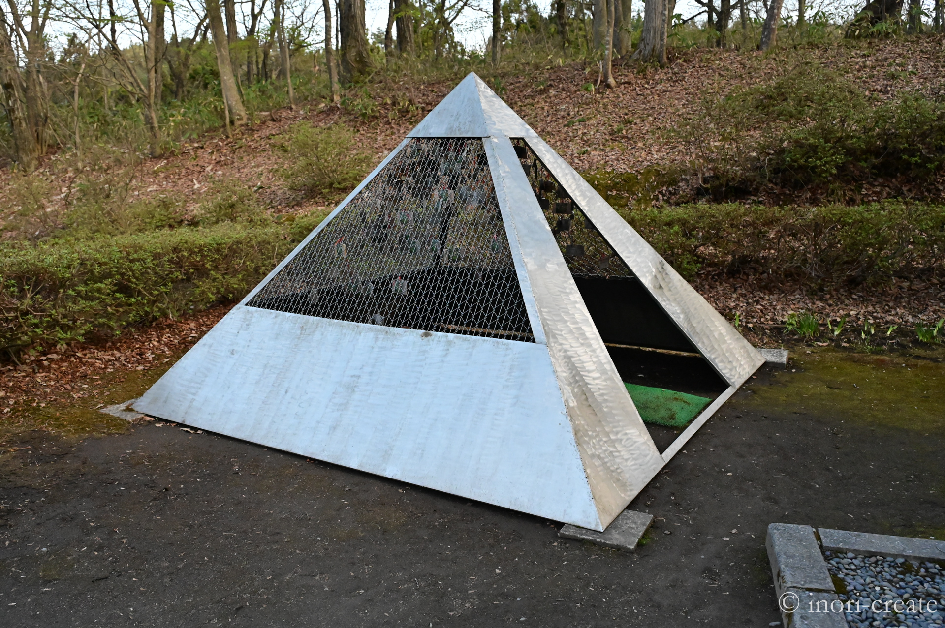 青森県新郷村キリストのお墓の近くにあるピラミッドオブジェ