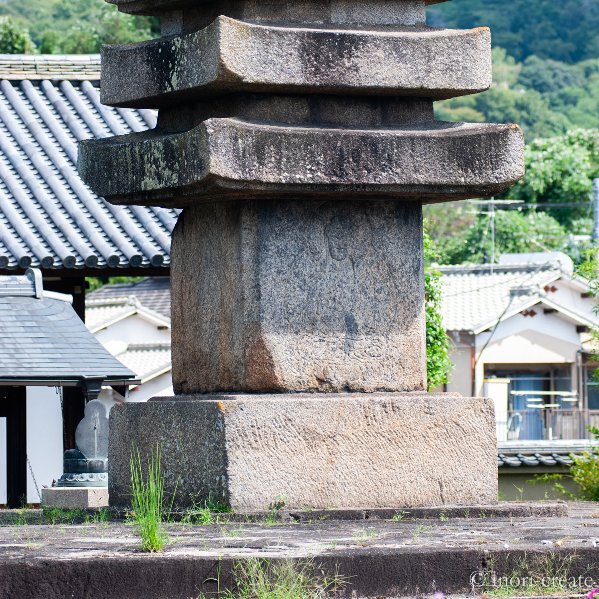 般若寺十三重石塔一段目の如来坐像